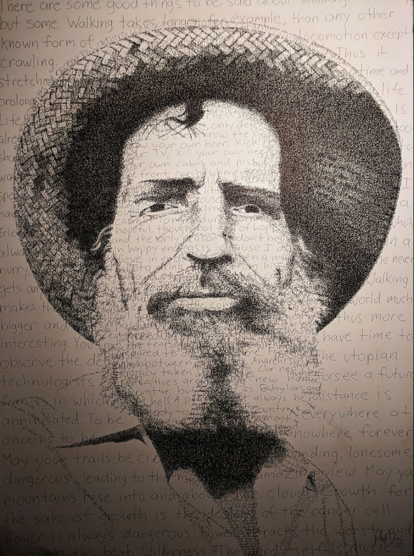 Mira un poco más de cerca: el artista pinta con miles de cartas