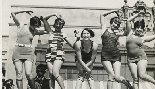 Moda obscena de hace un siglo: medias enrolladas debajo de la rodilla Moda obscena de hace un siglo: medias enrolladas debajo de la rodilla