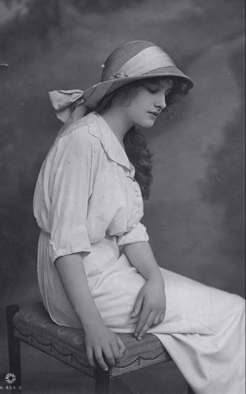Moments of the past: how did a young lady of 100 years ago Moments of the past: how did a young lady of 100 years ago