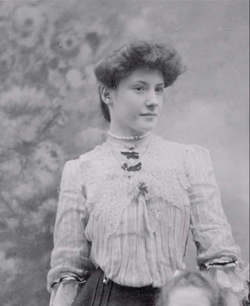 Moments of the past: how did a young lady of 100 years ago Moments of the past: how did a young lady of 100 years ago