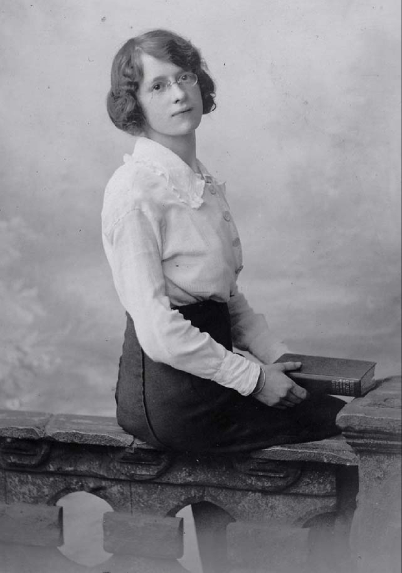 Moments of the past: how did a young lady of 100 years ago Moments of the past: how did a young lady of 100 years ago