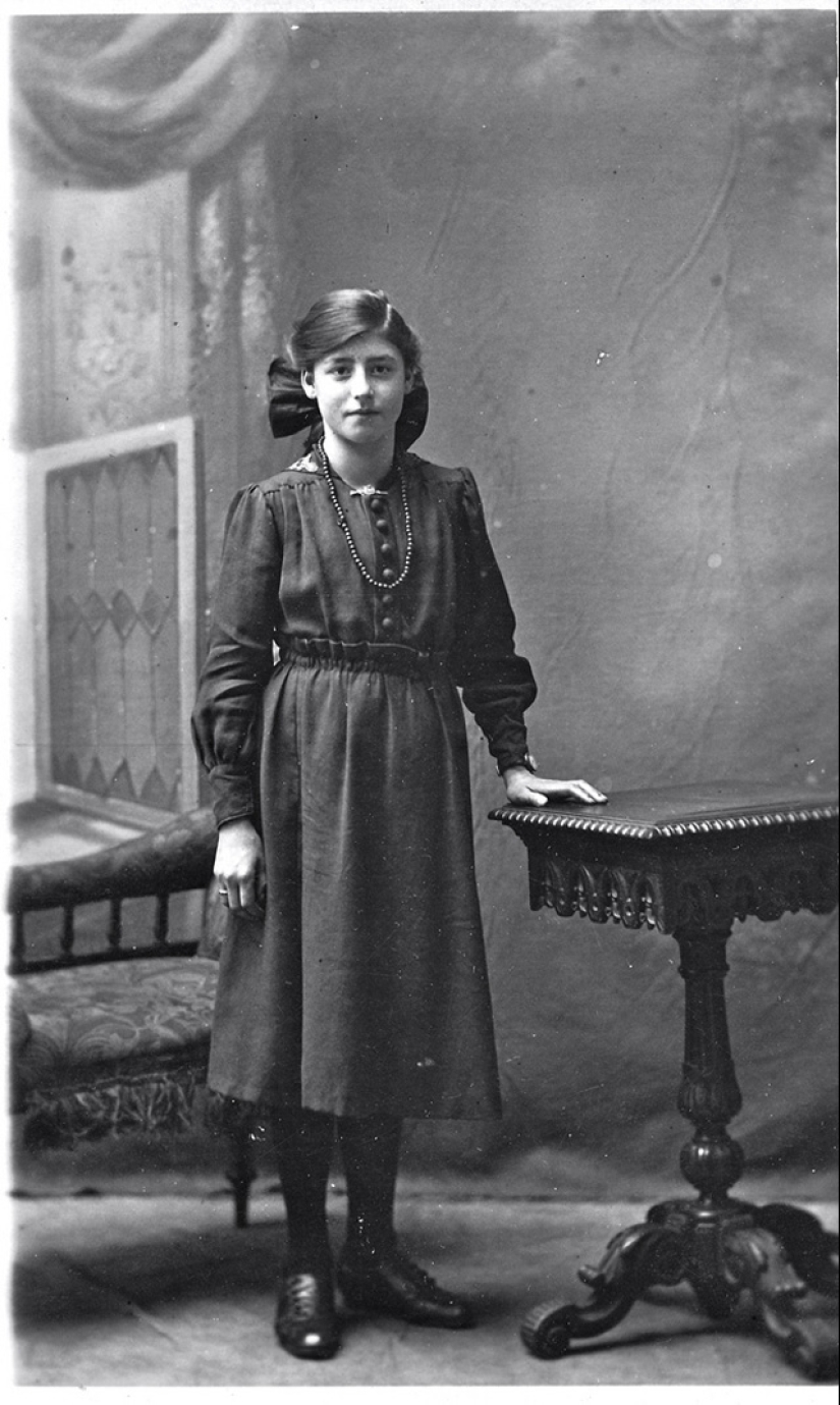 Moments of the past: how did a young lady of 100 years ago Moments of the past: how did a young lady of 100 years ago