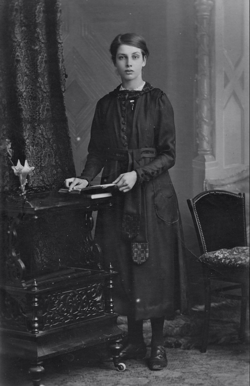 Moments of the past: how did a young lady of 100 years ago Moments of the past: how did a young lady of 100 years ago