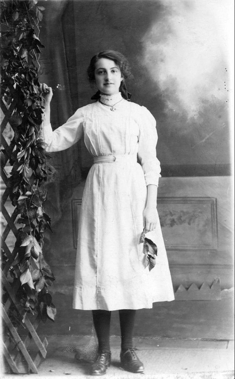 Moments of the past: how did a young lady of 100 years ago Moments of the past: how did a young lady of 100 years ago
