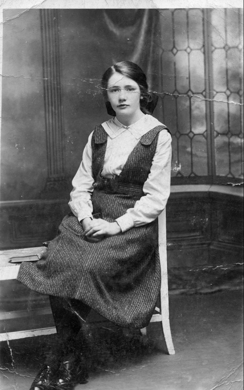 Moments of the past: how did a young lady of 100 years ago Moments of the past: how did a young lady of 100 years ago