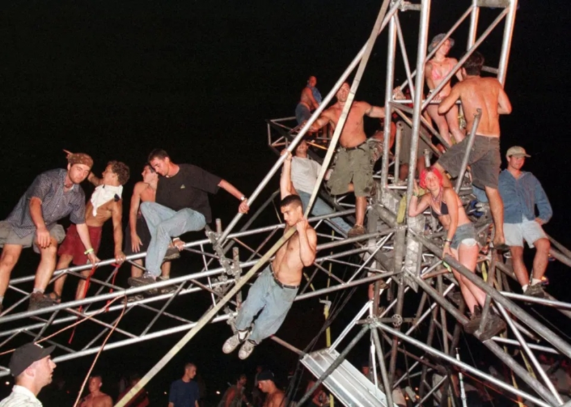 Moshpit, fire and stench: how the Woodstock Festival was held in 1999