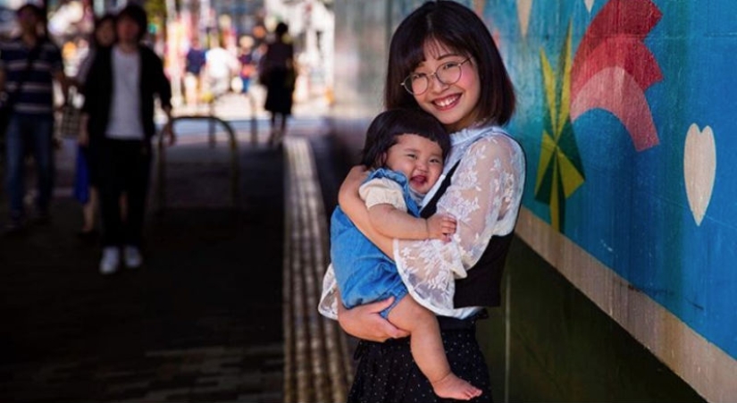 Motherhood erases cultural differences: touching portraits of mothers from around the world by Michaela Norok Motherhood erases cultural differences: touching portraits of mothers from around the world by Michaela Norok
