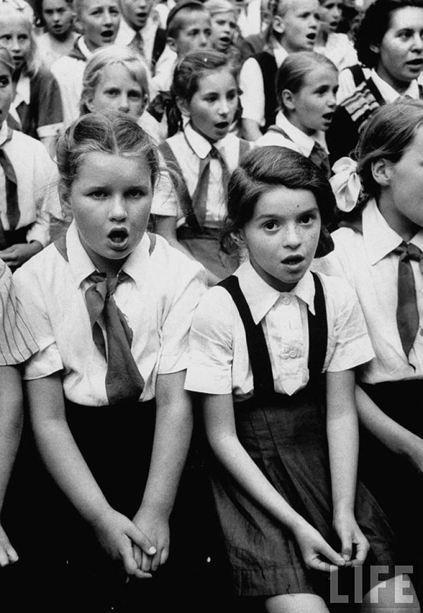 Muscovites in 1956 in pictures by LIFE photographer Lisa Larsen