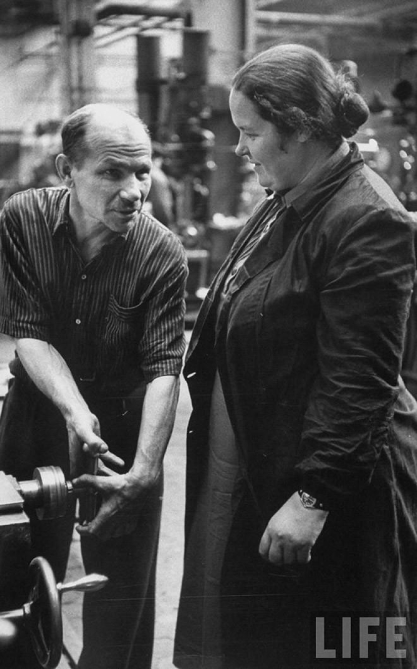 Muscovites in 1956 in pictures by LIFE photographer Lisa Larsen