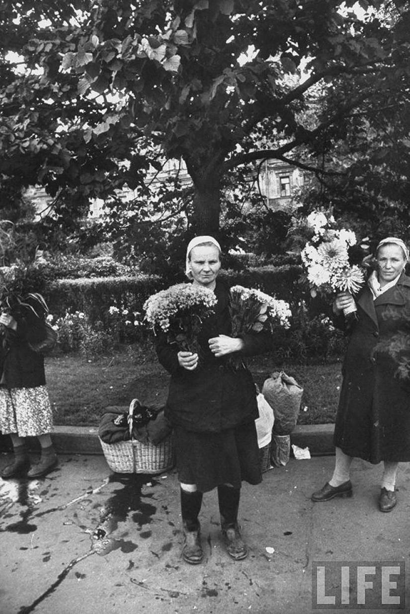 Muscovites in 1956 in pictures by LIFE photographer Lisa Larsen