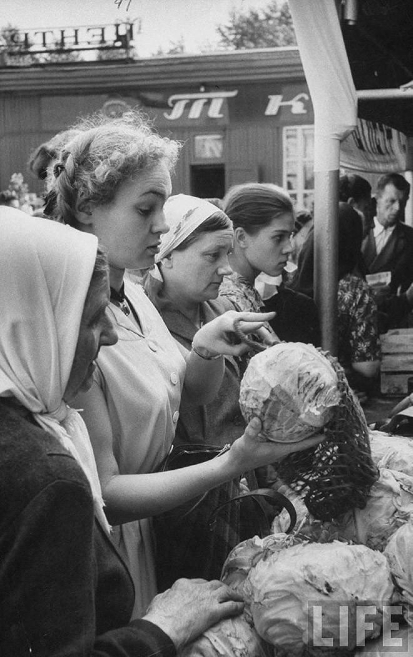 Muscovites in 1956 in pictures by LIFE photographer Lisa Larsen