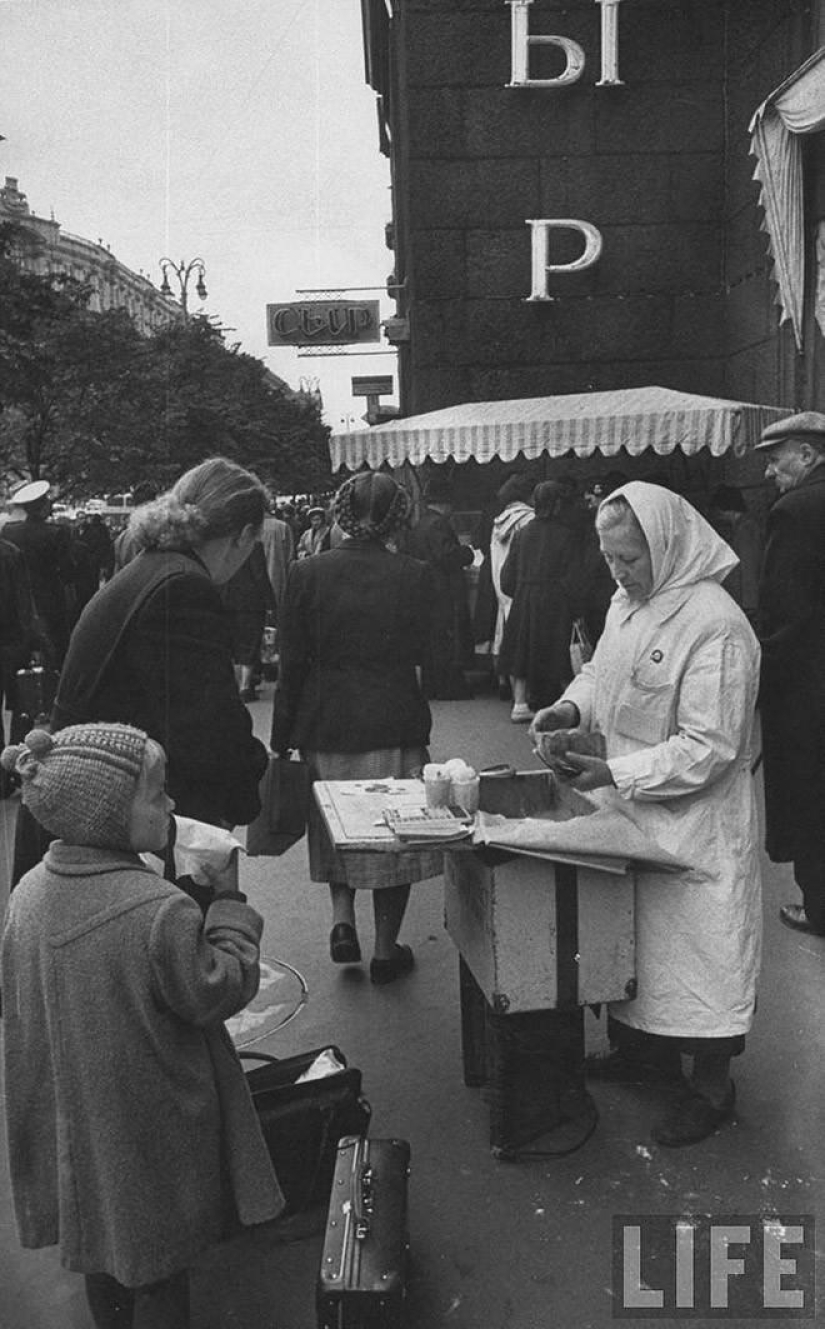 Muscovites in 1956 in pictures by LIFE photographer Lisa Larsen