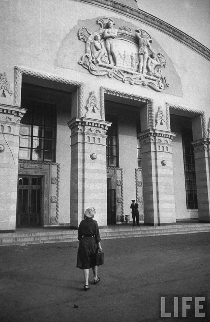 Muscovites in 1956 in pictures by LIFE photographer Lisa Larsen