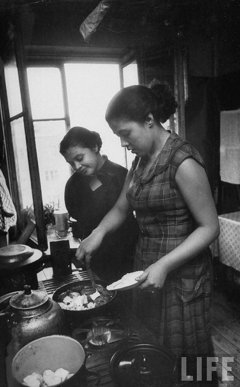 Muscovites in 1956 in pictures by LIFE photographer Lisa Larsen