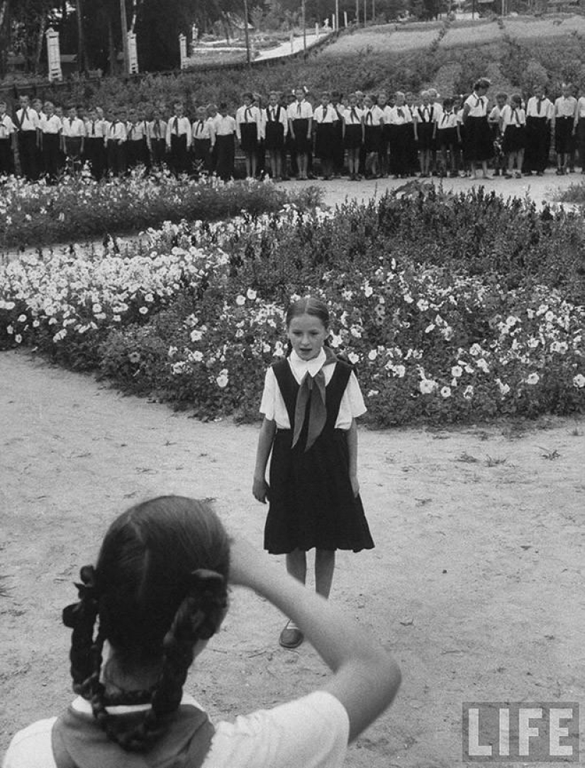 Muscovites in 1956 in pictures by LIFE photographer Lisa Larsen