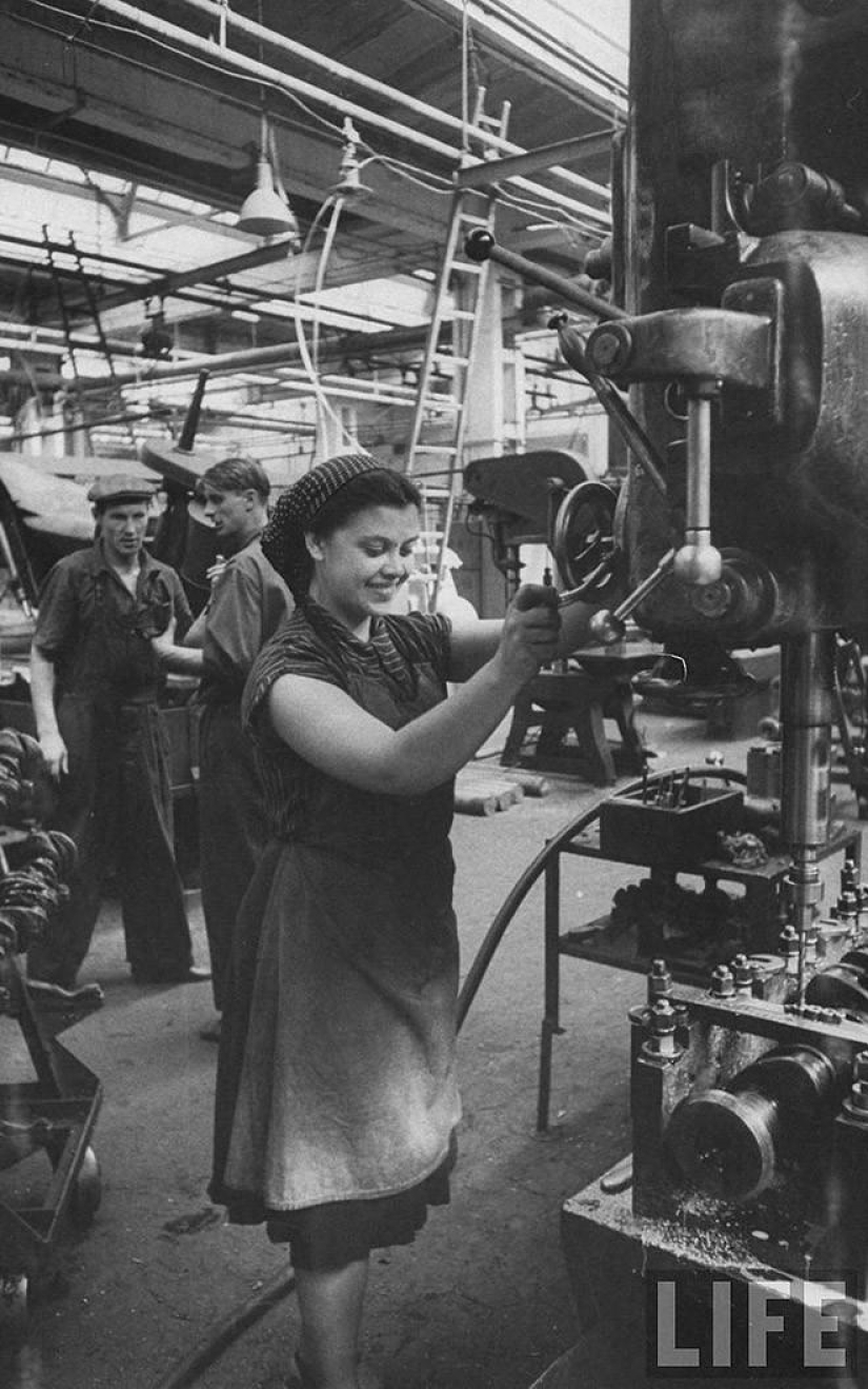 Muscovites in 1956 in pictures by LIFE photographer Lisa Larsen