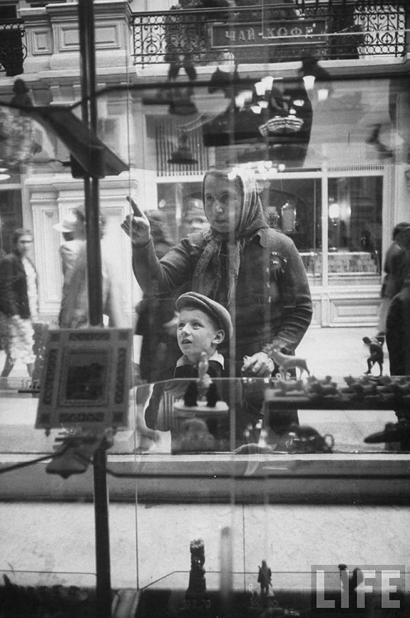 Muscovites in 1956 in pictures by LIFE photographer Lisa Larsen