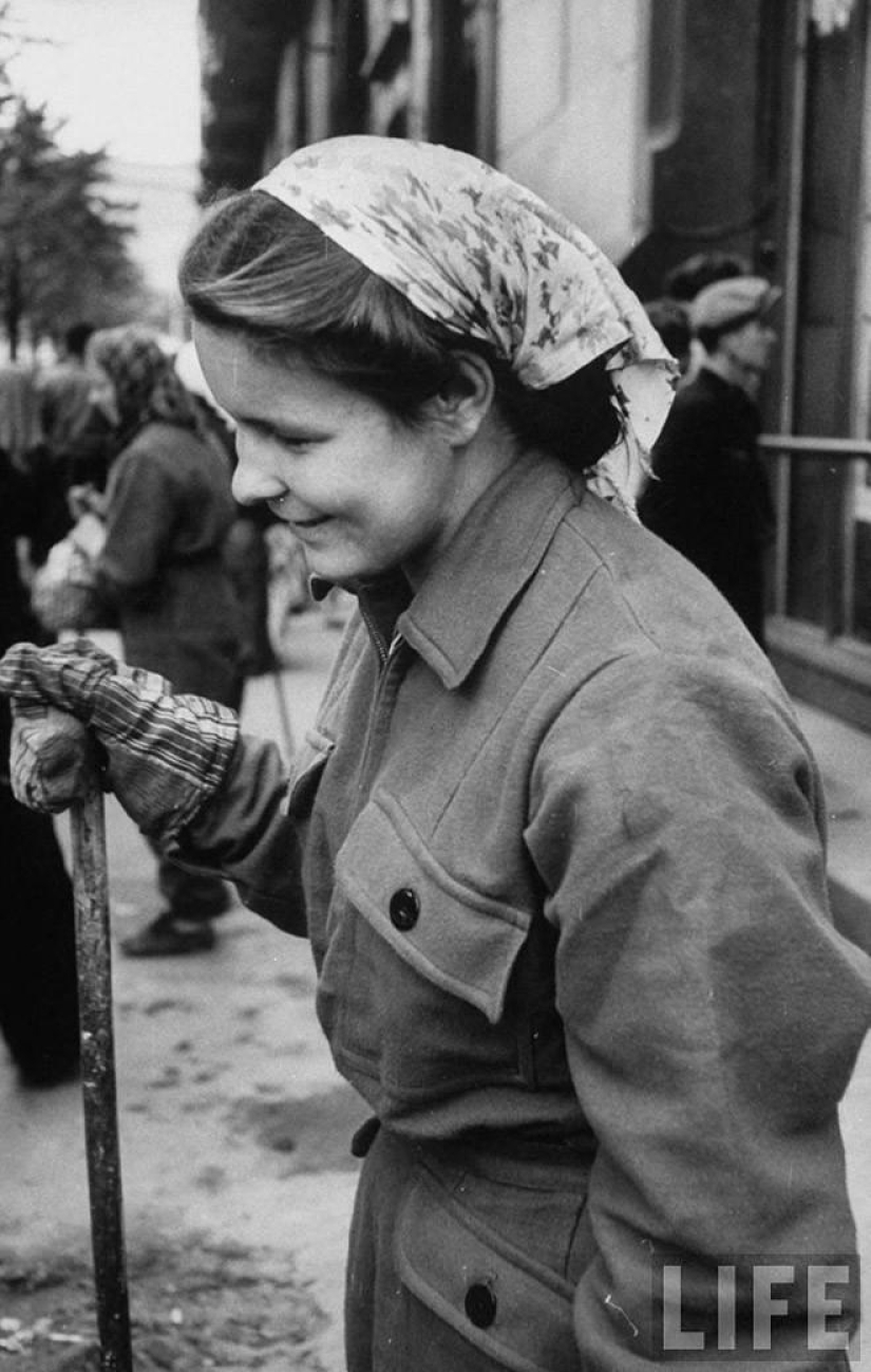 Muscovites in 1956 in pictures by LIFE photographer Lisa Larsen