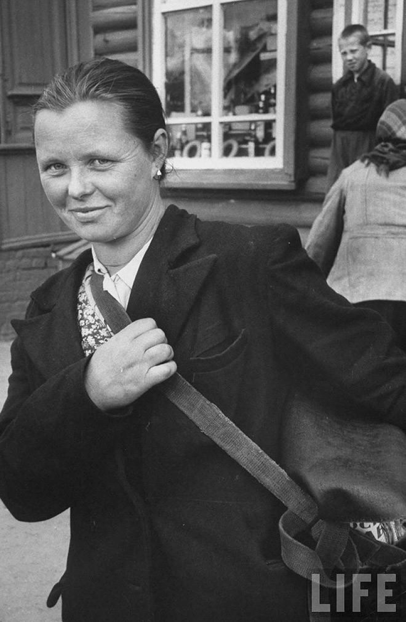 Muscovites in 1956 in pictures by LIFE photographer Lisa Larsen