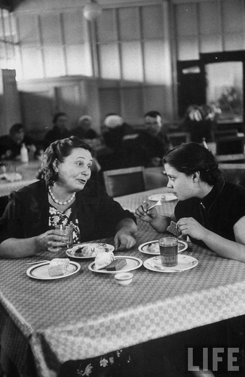 Muscovites in 1956 in pictures by LIFE photographer Lisa Larsen