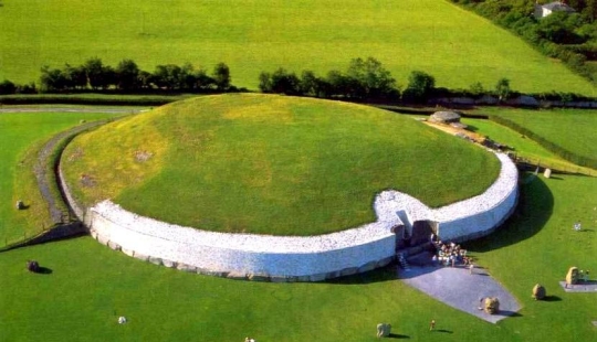 Newgrange is a megalithic complex, more impressive than Stonehenge Newgrange is a megalithic complex, more impressive than Stonehenge