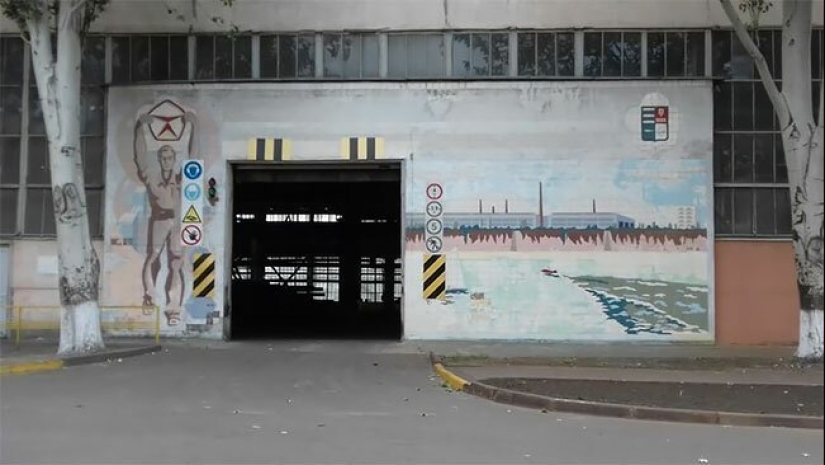 Único mosaicos, conservado desde los tiempos de la Unión Soviética Único mosaicos, conservado desde los tiempos de la Unión Soviética