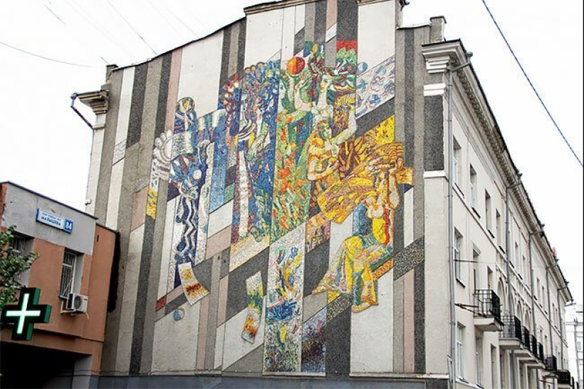 Único mosaicos, conservado desde los tiempos de la Unión Soviética Único mosaicos, conservado desde los tiempos de la Unión Soviética