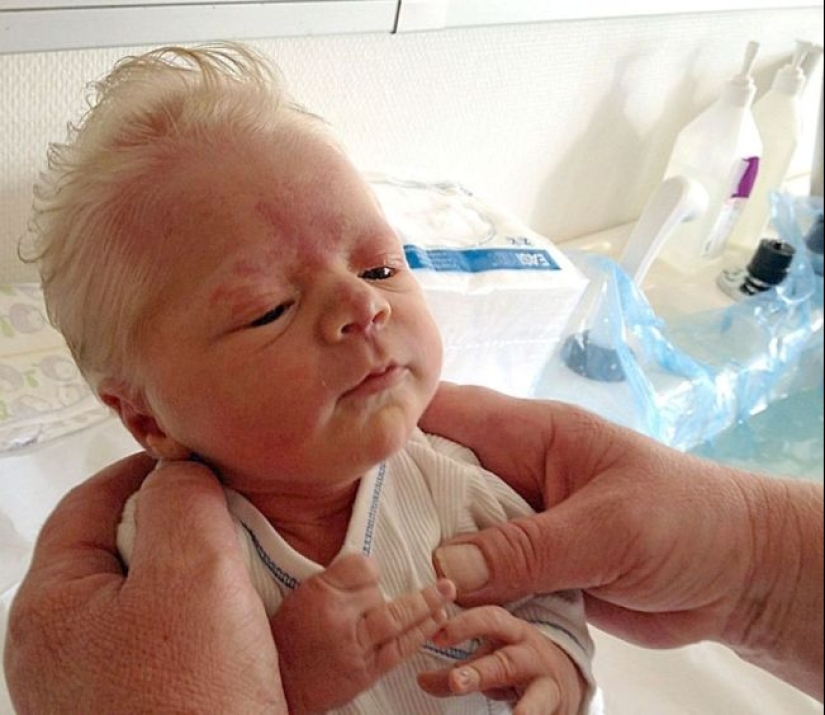 Niños pequeños que parecen viejos