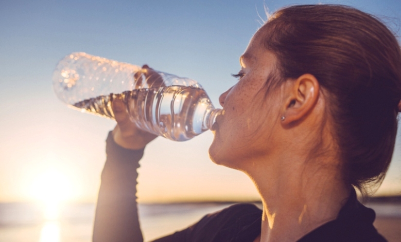 ¡No creerás lo fácil que es enfriar una bebida sin refrigerador!