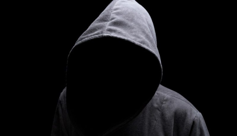 "No jeans, no t-shirts!": 11 prohibiciones asociadas con la ropa, que operan en otros países