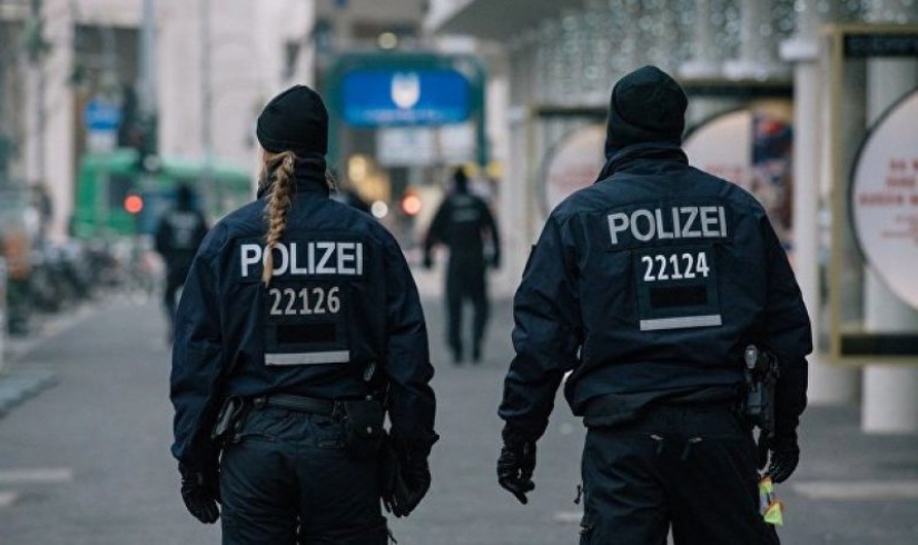 "No jeans, no t-shirts!": 11 prohibiciones asociadas con la ropa, que operan en otros países