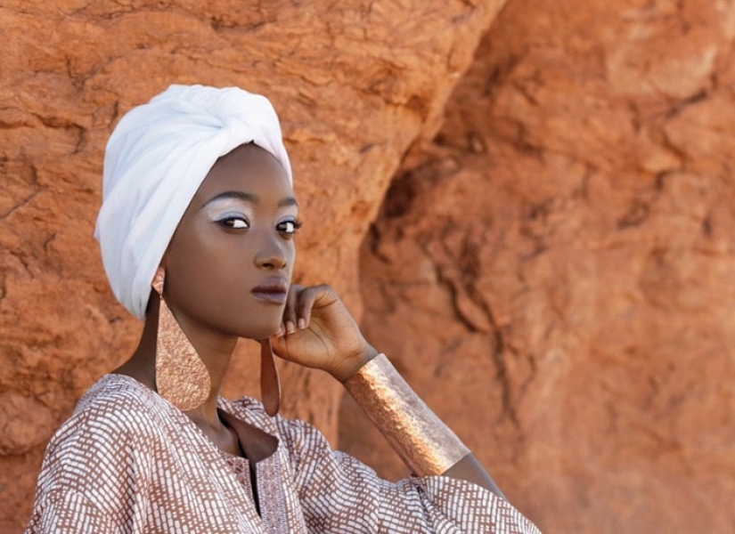 "No jeans, no t-shirts!": 11 prohibiciones asociadas con la ropa, que operan en otros países