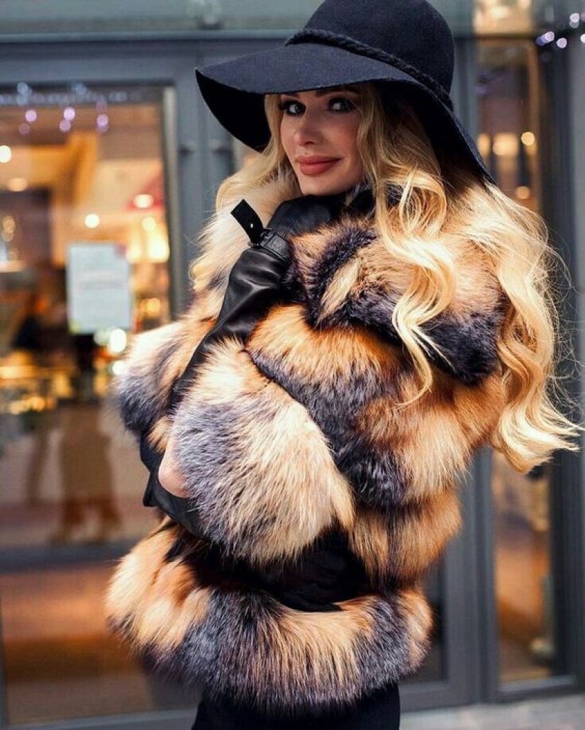 "No jeans, no t-shirts!": 11 prohibiciones asociadas con la ropa, que operan en otros países