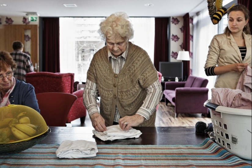 Normal form of the Dutch village where everyone suffers from dementia Normal form of the Dutch village where everyone suffers from dementia