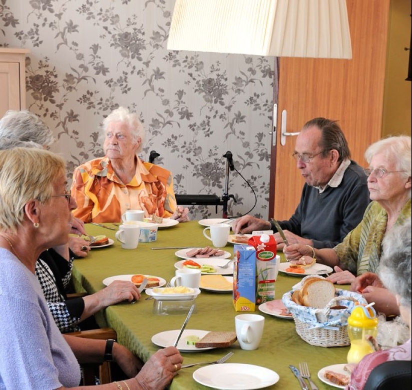 Normal form of the Dutch village where everyone suffers from dementia Normal form of the Dutch village where everyone suffers from dementia