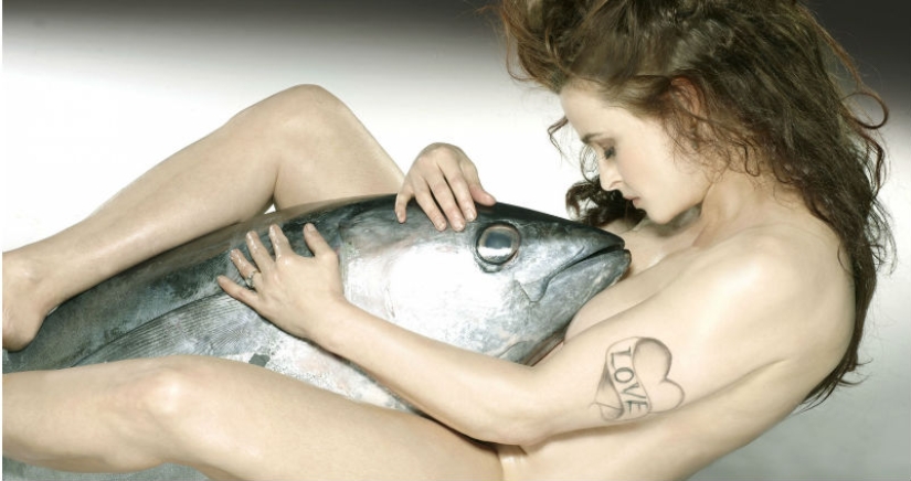 Nude actors were photographed with fish for the protection of marine life