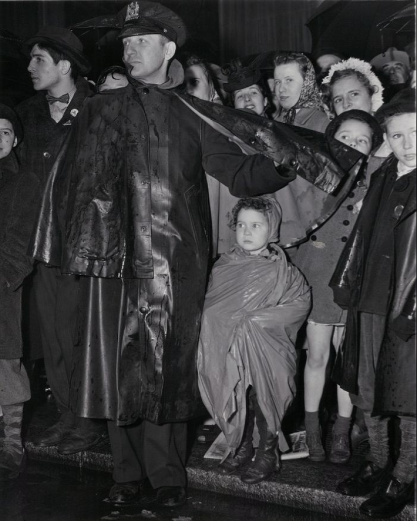 Nueva York en la década de 1940 a través de la lente de Weegee, el maestro de la fotografía policial.