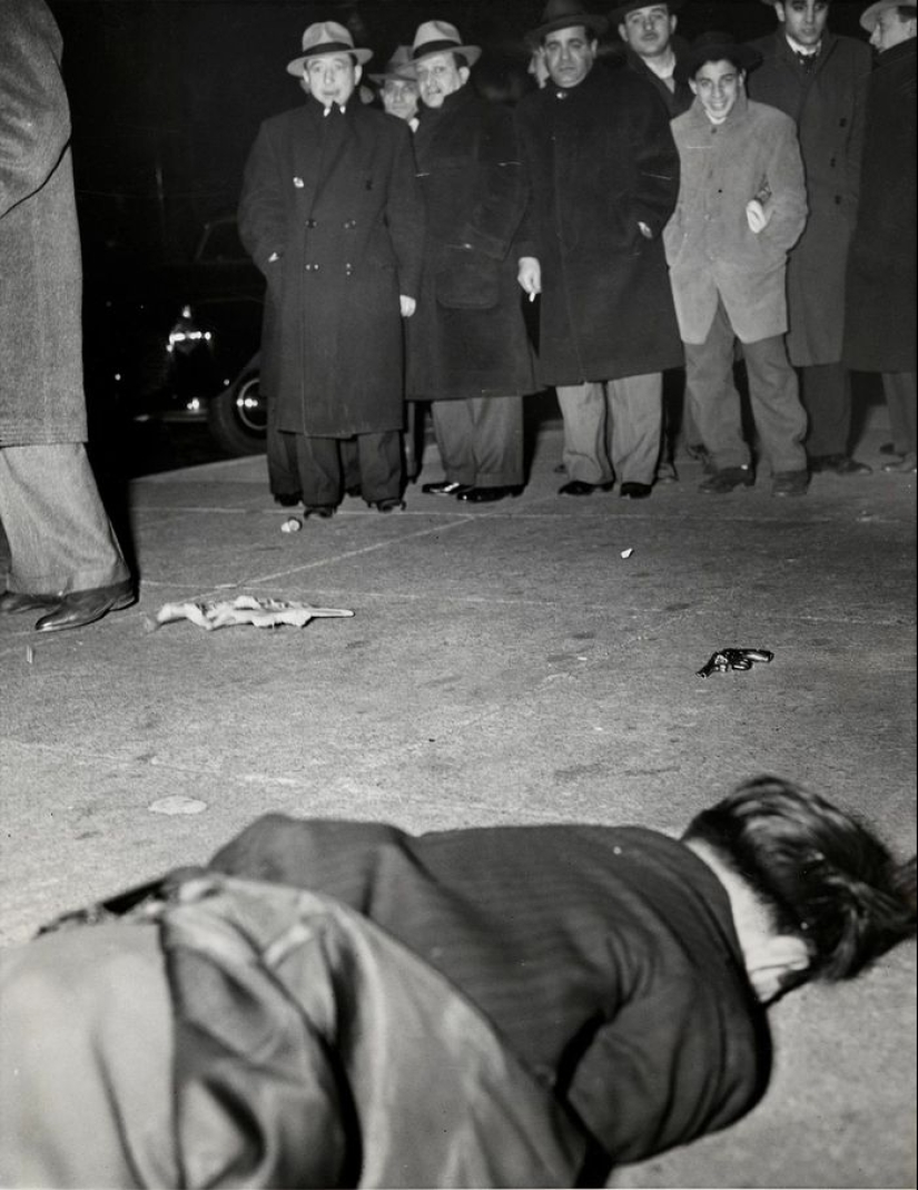 Nueva York en la década de 1940 a través de la lente de Weegee, el maestro de la fotografía policial.