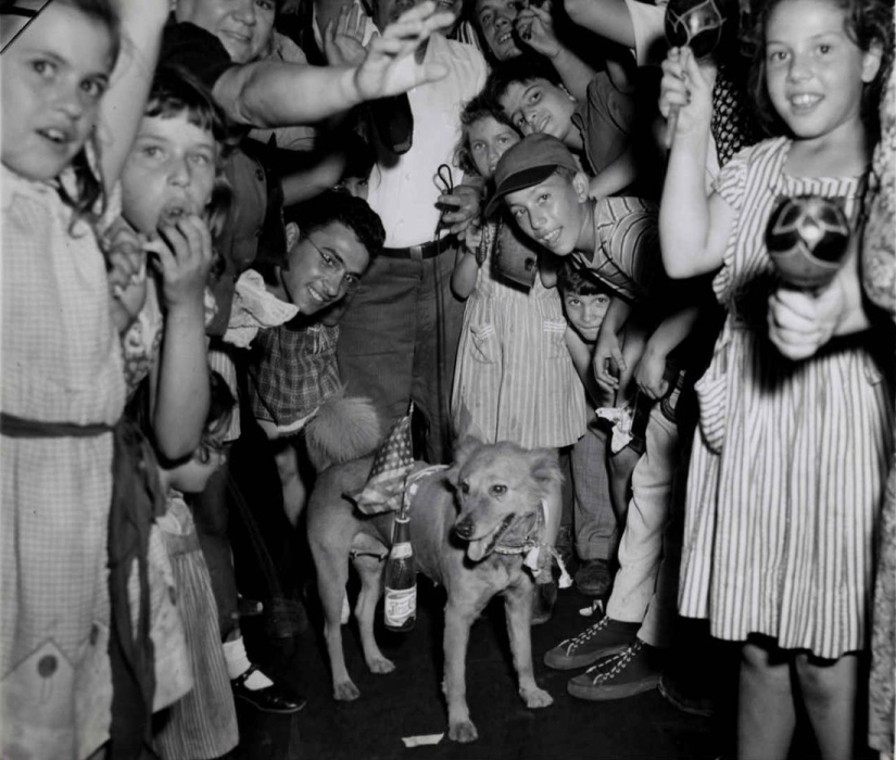Nueva York en la década de 1940 a través de la lente de Weegee, el maestro de la fotografía policial.