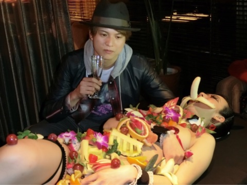 Nyotaimori: how did the tradition of eating sushi from a naked female body Nyotaimori: how did the tradition of eating sushi from a naked female body