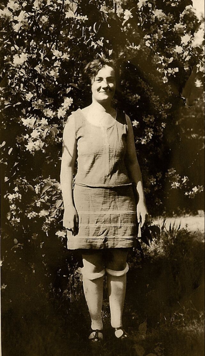 Obscene fashion of a century ago - stockings rolled up under the knee Obscene fashion of a century ago - stockings rolled up under the knee