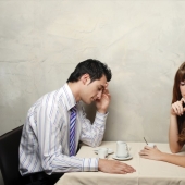 Ocho cosas estúpidas que cada Chica Hace en una Primera Cita