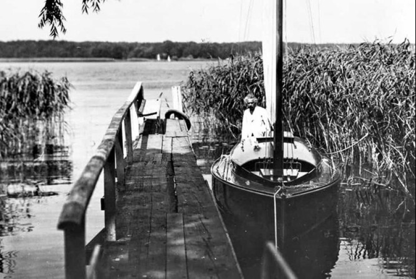 On a snow-white yacht: 20 vintage photos of Monroe, Hepburn and other stars at sea