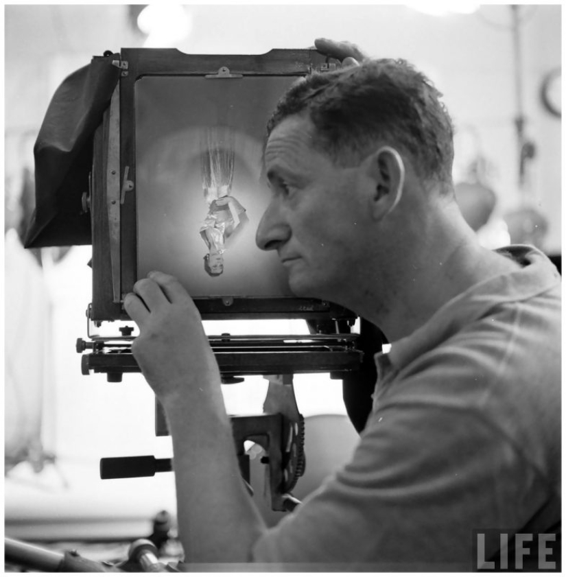 On the brink of surrealism: the stunning photography of Erwin Blumenfeld made in the 1940-ies