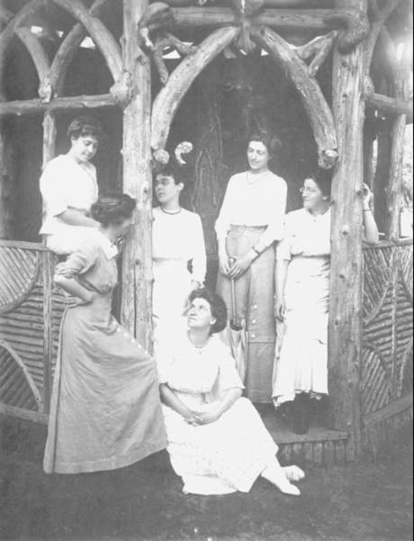 Oneida is a commune of free love in the Puritan society of the Victorian era