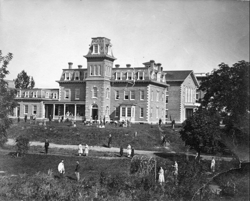 Oneida is a commune of free love in the Puritan society of the Victorian era