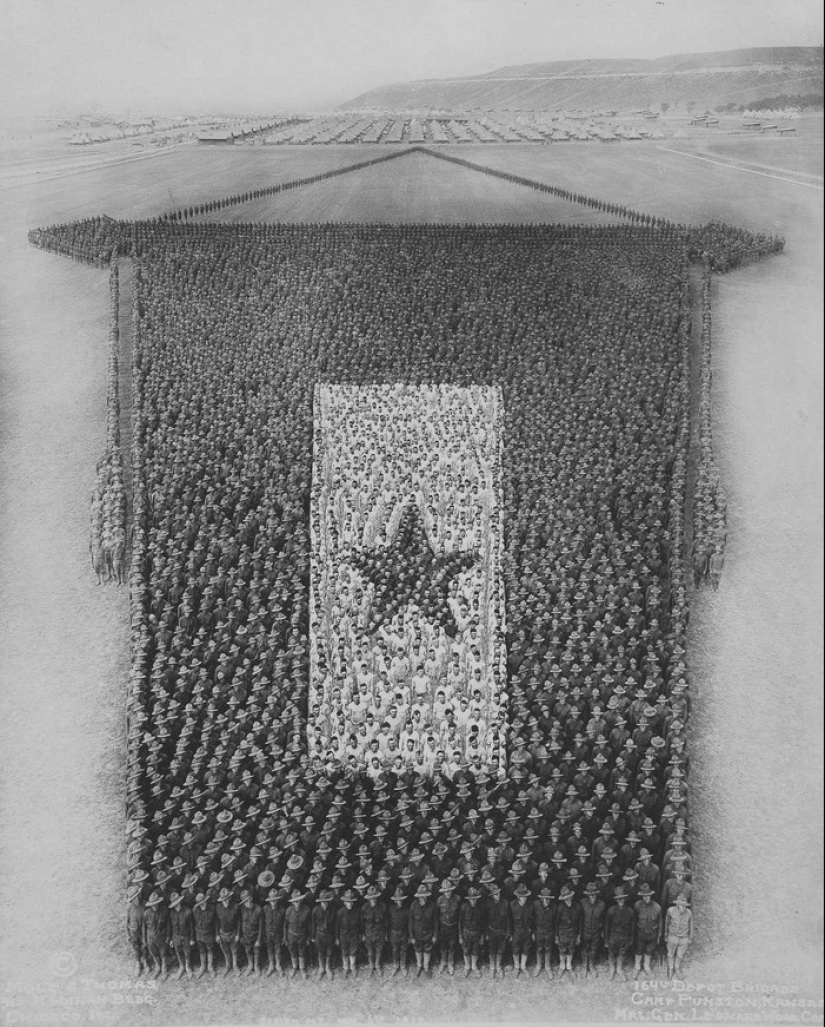 Patriotic mass photos of Arthur Mall during the First World War Patriotic mass photos of Arthur Mall during the First World War