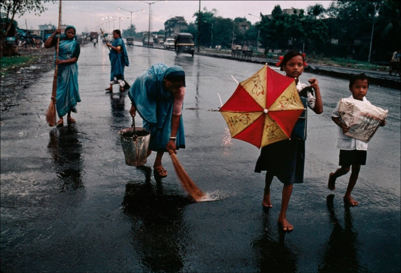 People at work: photo by Steve McCurry People at work: photo by Steve McCurry