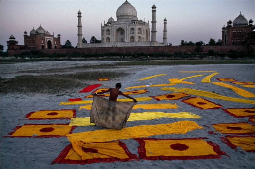People at work: photo by Steve McCurry People at work: photo by Steve McCurry