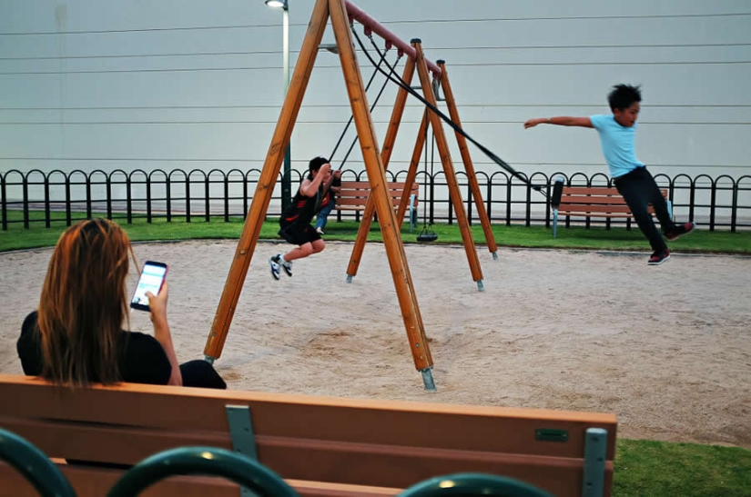 Photographer Arsenio Jr Nidoy Captures Perfectly Timed Humorous Moments on Streets